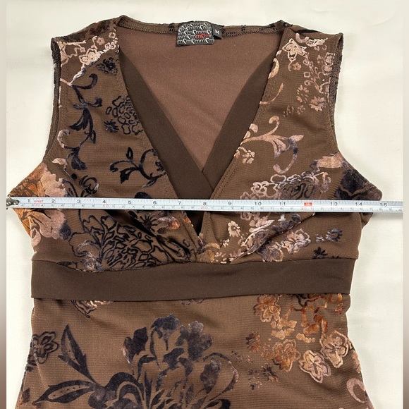 Velvety floral pattern flattering tank with tie in back. V neck. Size M juniors - Picture 10 of 10
